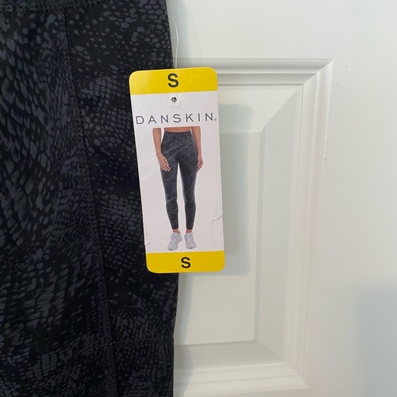* NEW Danskin Black Patterned Leggings Size S Workout Yoga Run Walk Hike Active - Picture 6 of 7